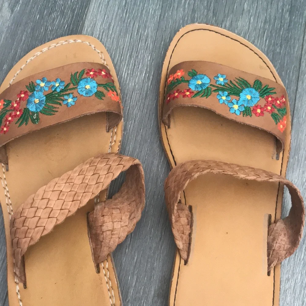 SOLD in BOGO!!!! Handmade Mexican Huaraches Floral Tan Double Strap Sandals - Picture 3 of 7
